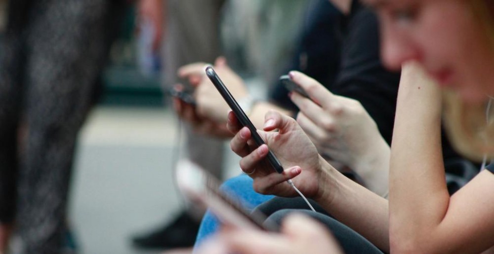 Studiu // Specialiștii bat alarma: Ce se întâmplă de fapt, dacă petreci zilnic 17 minute pe telefon timp de 10 ani